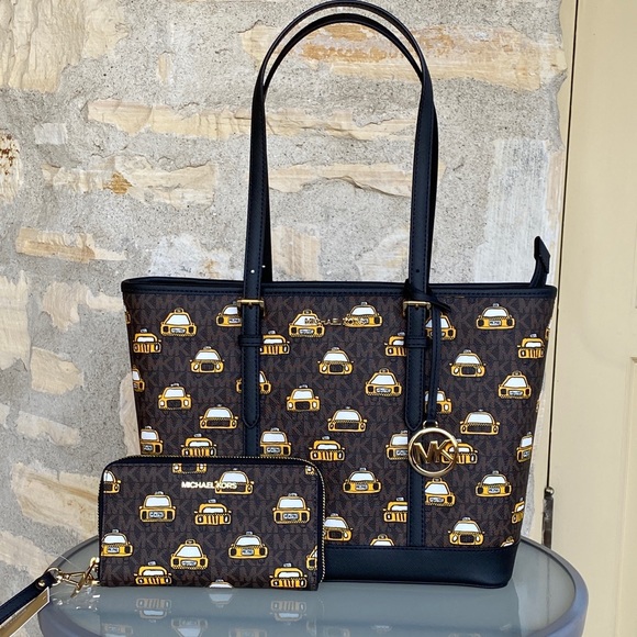 NWT Michael kors Carry All Taxi Tote&wallet - Picture 1 of 12
